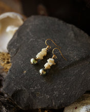 Load image into Gallery viewer, earrings: beach day