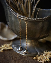 Load image into Gallery viewer, earrings: sway